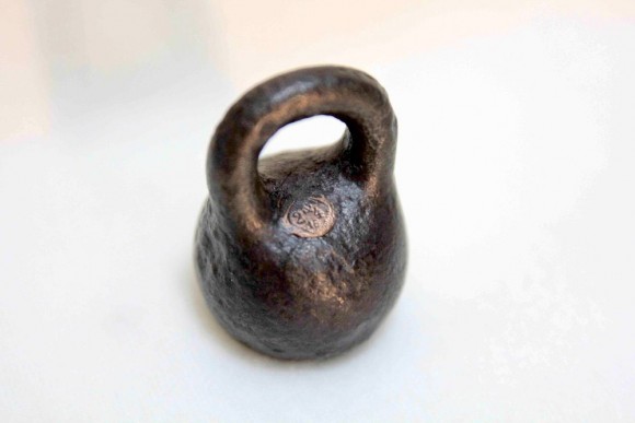 Старинная гиря с медным клеймом серп и молот. Начало 20 века