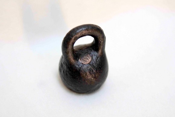 Старинная гиря с медным клеймом серп и молот. Начало 20 века