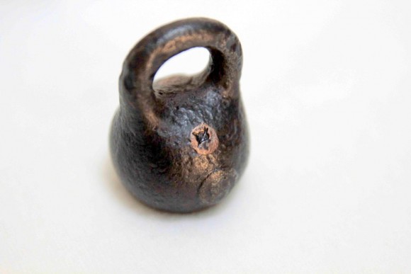 Старинная гиря с медным клеймом серп и молот. Начало 20 века