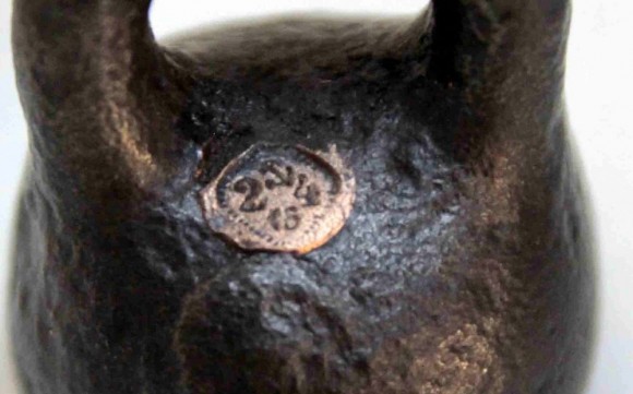 Старинная гиря с медным клеймом серп и молот. Начало 20 века