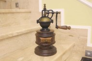 Очень интересная старинная кофемолка