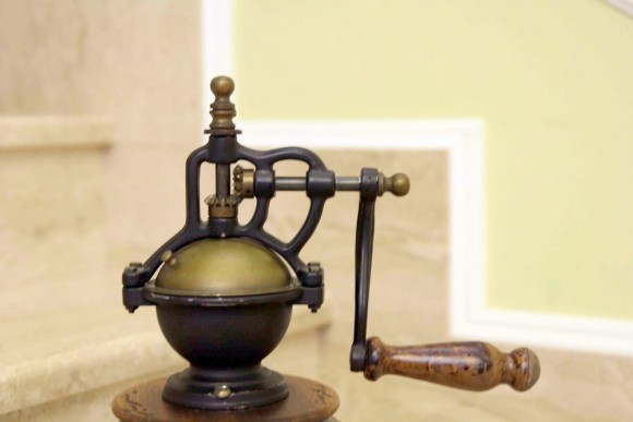 Очень интересная старинная кофемолка