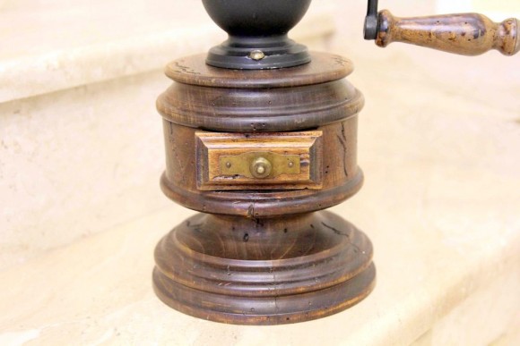 Очень интересная старинная кофемолка