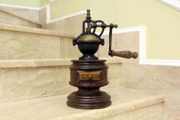 Очень интересная старинная кофемолка