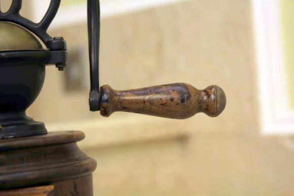 Очень интересная старинная кофемолка