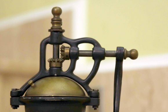 Очень интересная старинная кофемолка