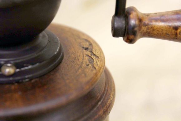 Очень интересная старинная кофемолка