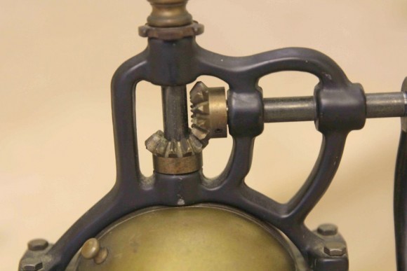 Очень интересная старинная кофемолка