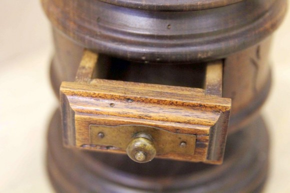 Очень интересная старинная кофемолка