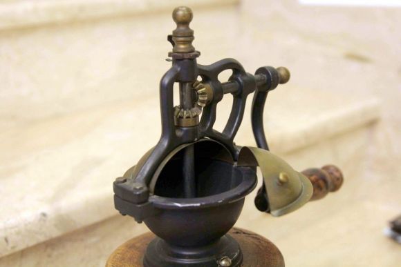 Очень интересная старинная кофемолка