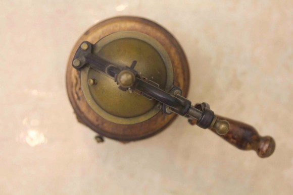 Очень интересная старинная кофемолка