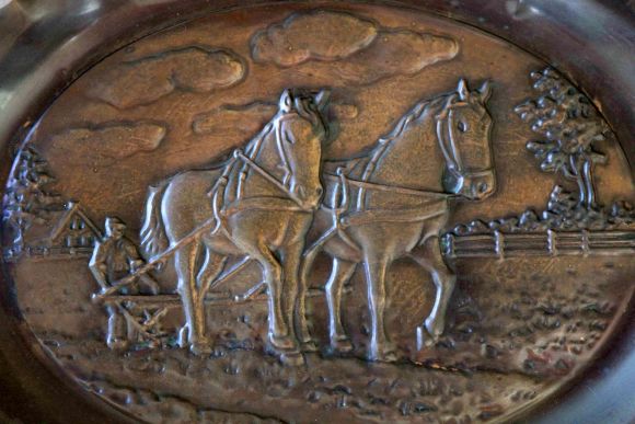 Овальное панно ЛОШАДКИ НА ПАШНЕ сельская тематика