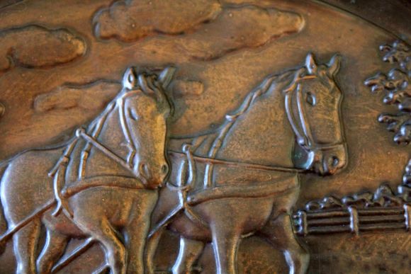 Овальное панно ЛОШАДКИ НА ПАШНЕ сельская тематика