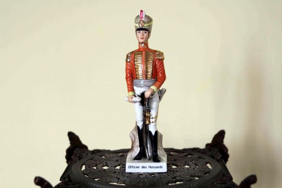Антикварная статуэтка из фарфора Officier des Hussards. Германия