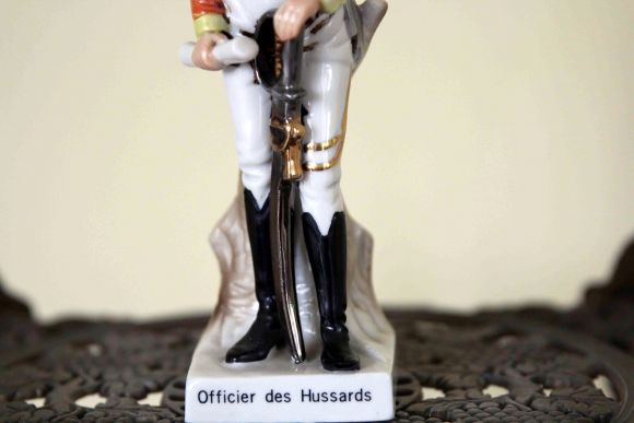 Антикварная статуэтка из фарфора Officier des Hussards. Германия