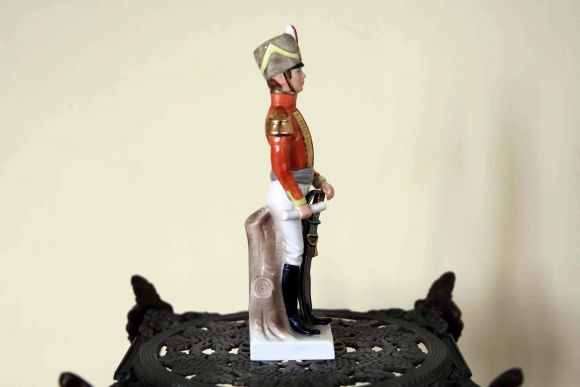 Антикварная статуэтка из фарфора Officier des Hussards. Германия
