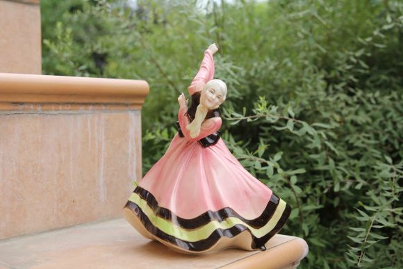 Немецкая танцовщица в национальной одежде