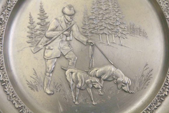  Оловянное панно на тему охоты с клеймом "ангел"