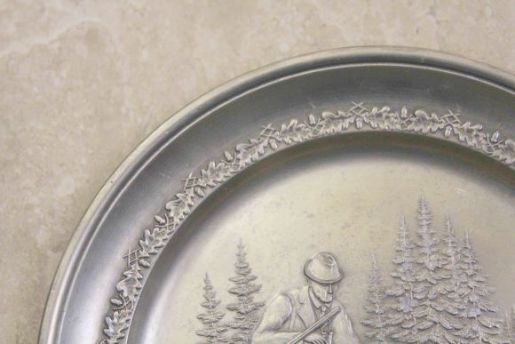  Оловянное панно на тему охоты с клеймом "ангел"