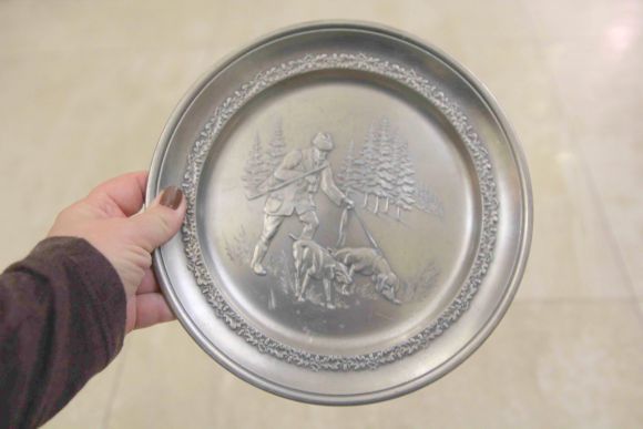  Оловянное панно на тему охоты с клеймом "ангел"