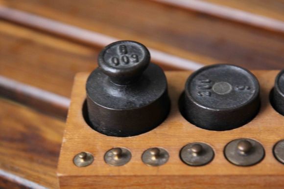 Набор гирек, с деревянной подставкой. Европа. Начало 20 века