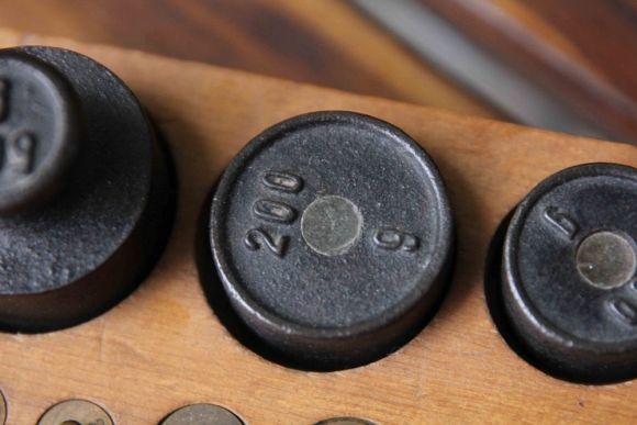 Набор гирек, с деревянной подставкой. Европа. Начало 20 века