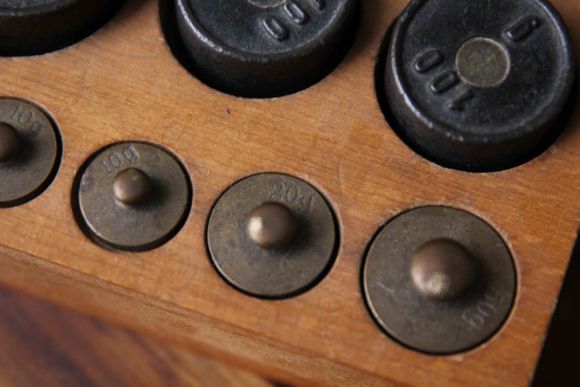 Набор гирек, с деревянной подставкой. Европа. Начало 20 века