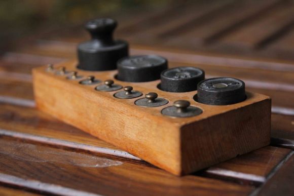 Набор гирек, с деревянной подставкой. Европа. Начало 20 века