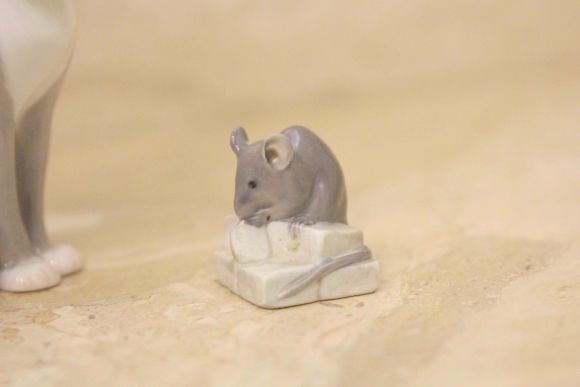 Редчайший фарфоровый дуэт: сидящая кошка и мышка на сахаре