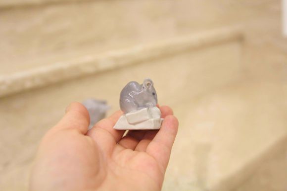 Редчайший фарфоровый дуэт: сидящая кошка и мышка на сахаре