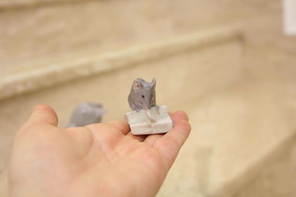 Редчайший фарфоровый дуэт: сидящая кошка и мышка на сахаре