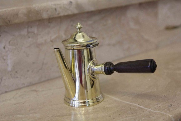 Изящный, миниатюрный латунный кофейник