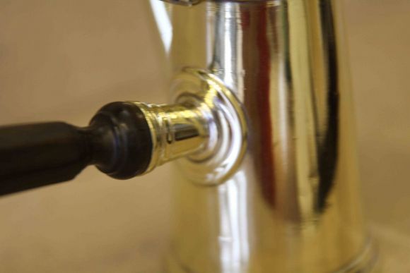 Изящный, миниатюрный латунный кофейник