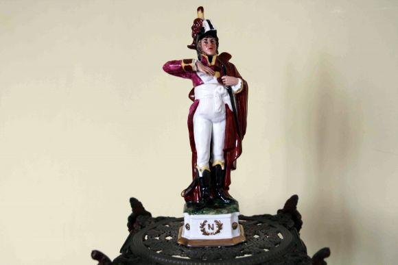 Антикварный Наполеоновский солдат из фарфора. Европа. Начало 20 века