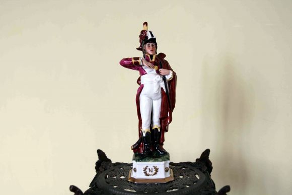 Антикварный Наполеоновский солдат из фарфора. Европа. Начало 20 века