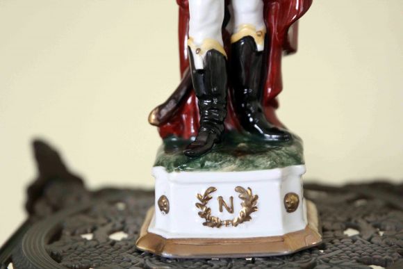 Антикварный Наполеоновский солдат из фарфора. Европа. Начало 20 века