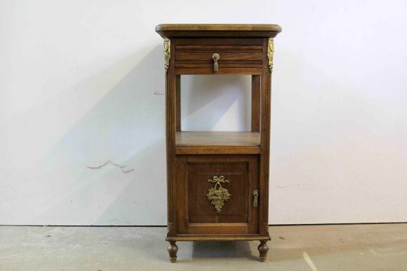 Прикроватная тумба с латунными накладками. Европа. Начало 20 века