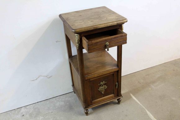 Прикроватная тумба с латунными накладками. Европа. Начало 20 века