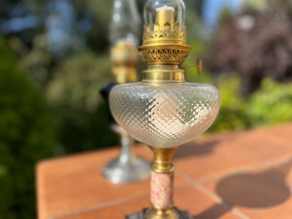 Очаровательная старинная керосиновая лампа.