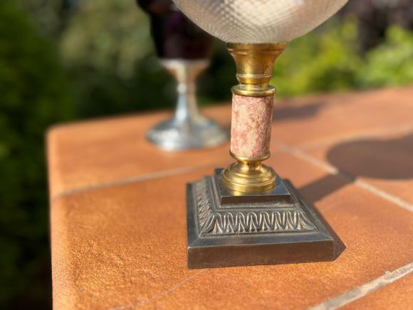 Очаровательная старинная керосиновая лампа.