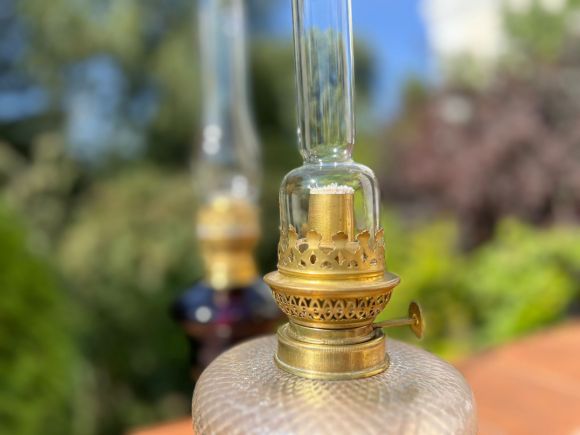 Очаровательная старинная керосиновая лампа.