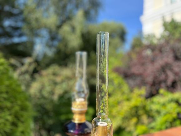 Очаровательная старинная керосиновая лампа.