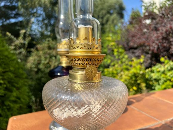 Очаровательная старинная керосиновая лампа.