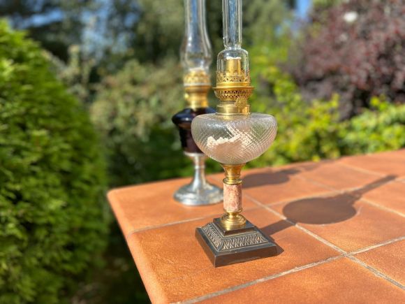 Очаровательная старинная керосиновая лампа.