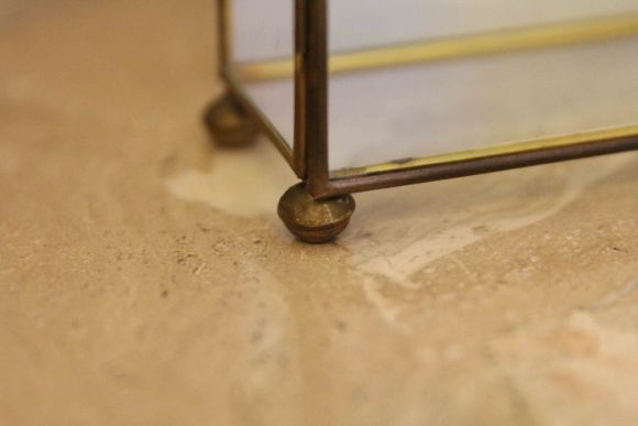 Старинная открытая витрина с полочками для коллекций