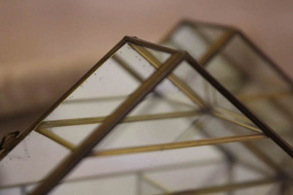 Старинная открытая витрина с полочками для коллекций