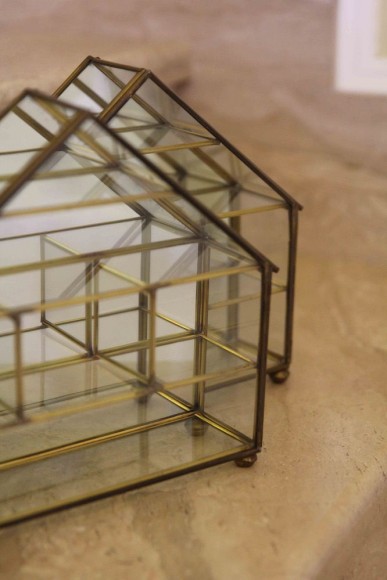 Старинная открытая витрина с полочками для коллекций