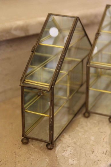 Старинная открытая витрина с полочками для коллекций