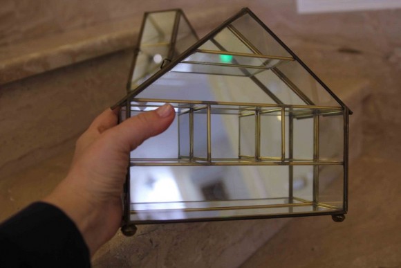 Старинная открытая витрина с полочками для коллекций