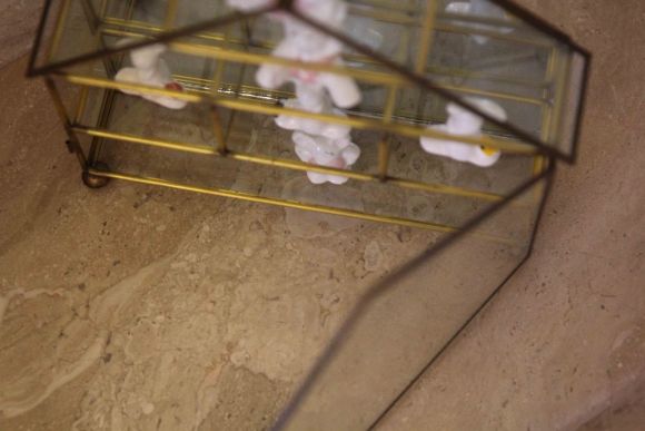 Старинная открытая витрина с полочками для коллекций